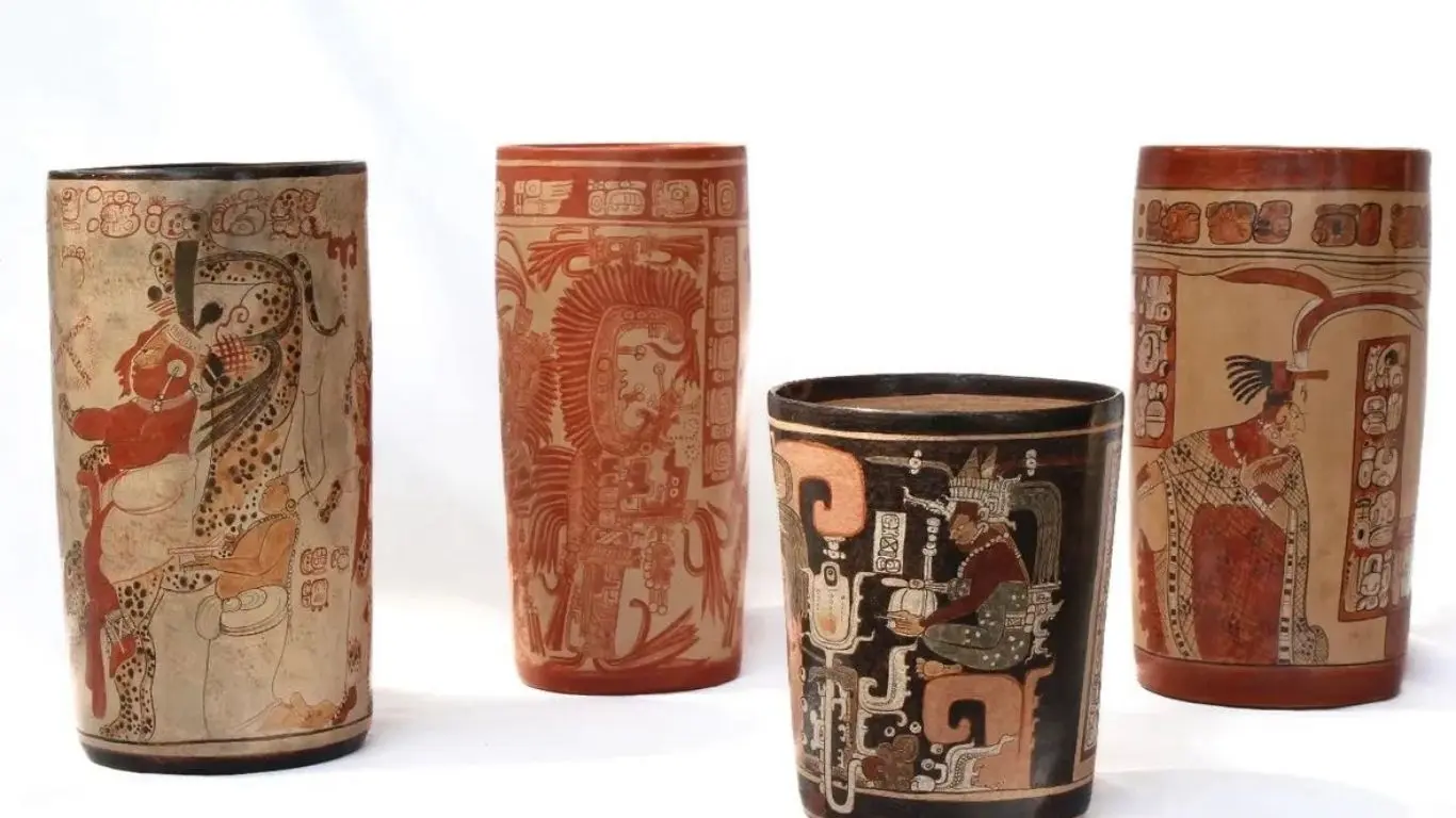 una exposición que reúne 18 réplicas de vasos policromados elaborados con técnicas prehispánicas. Foto: Alejandra Vargas