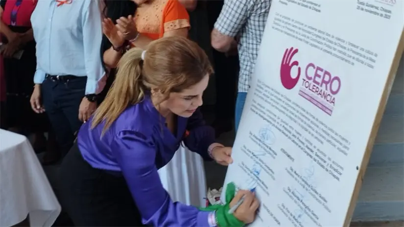 Diputada firmando el acuerdo en Chiapas. Foto: María Inés Muñoz