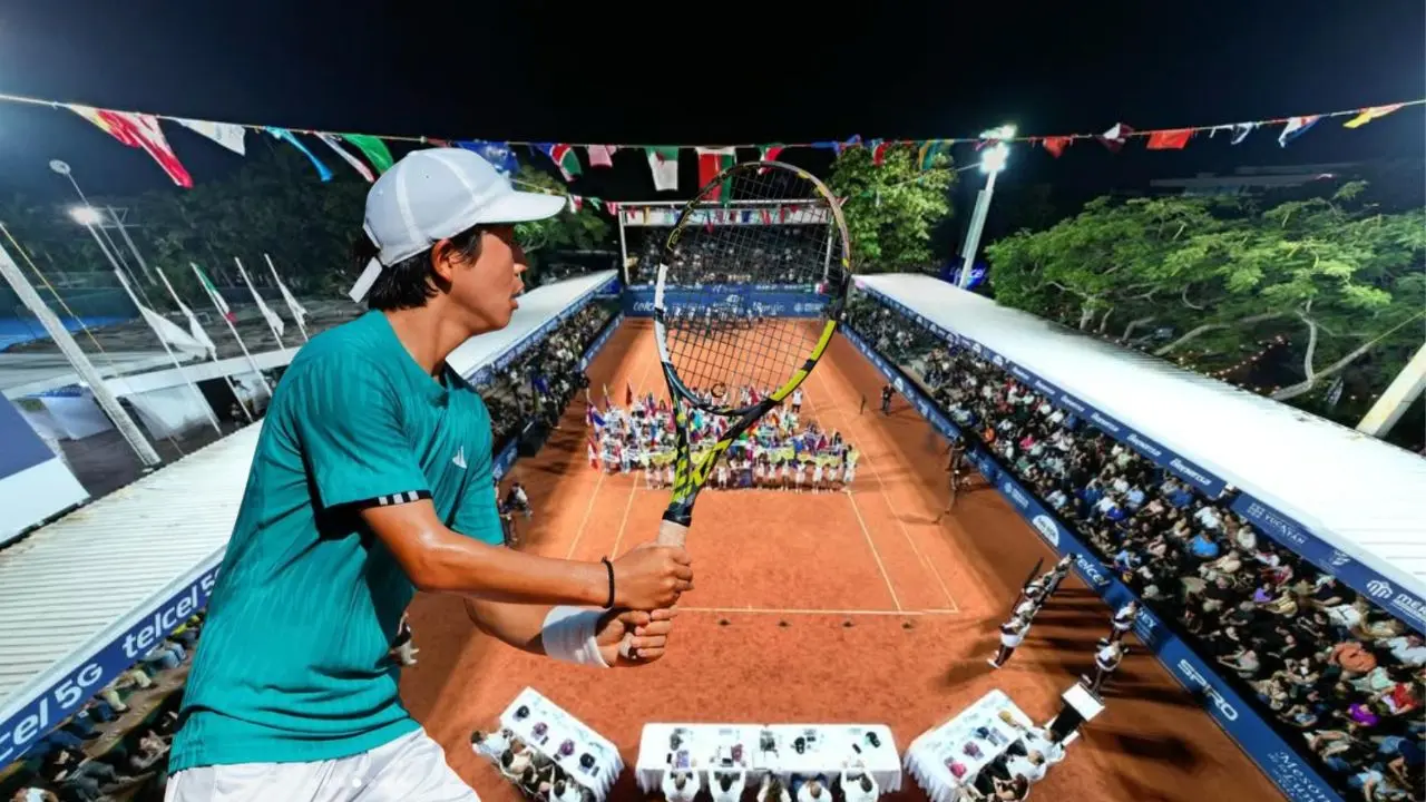 Al fondo, aspecto de la inauguración de la edición número 38 de la Compa Mundial Yucatán de Tenis que se realizó ayer lunes.- Fuente Compa Mundial Yucatán