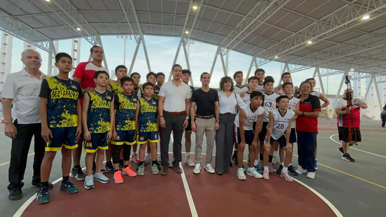 Romel Pacheco convive con deportistas victorenses durante su visita por la capital de Tamaulipas | Foto: Ramón Sánchez