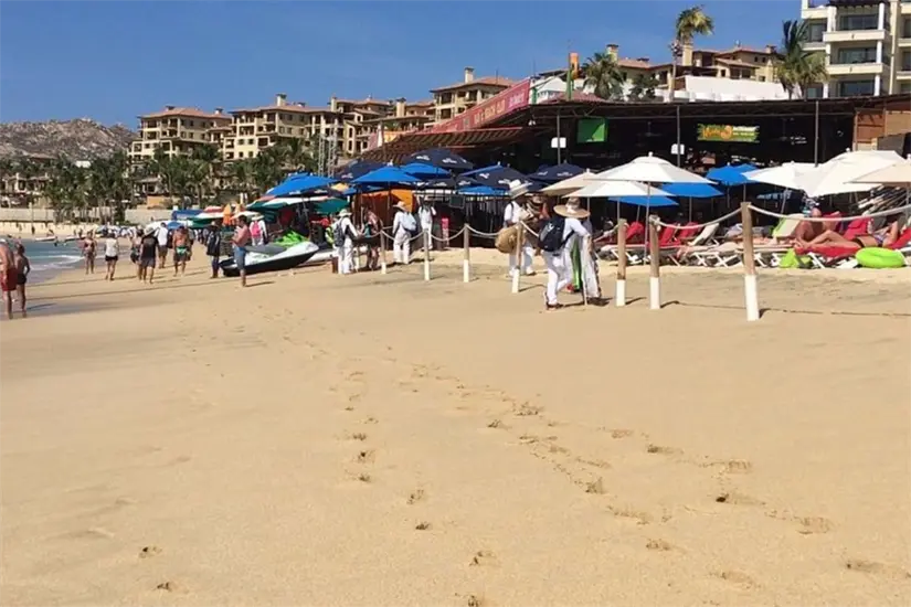 Autoridades revisaron permisos de vendedores ambulantes en la playa El Médano. Foto: TripAdvisor