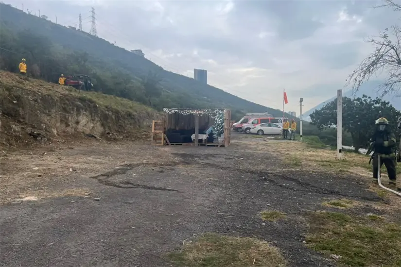 Protección Civil de Nuevo León llevó a cabo un simulacro de incendio de pino navideño. Foto: Yarince Torres