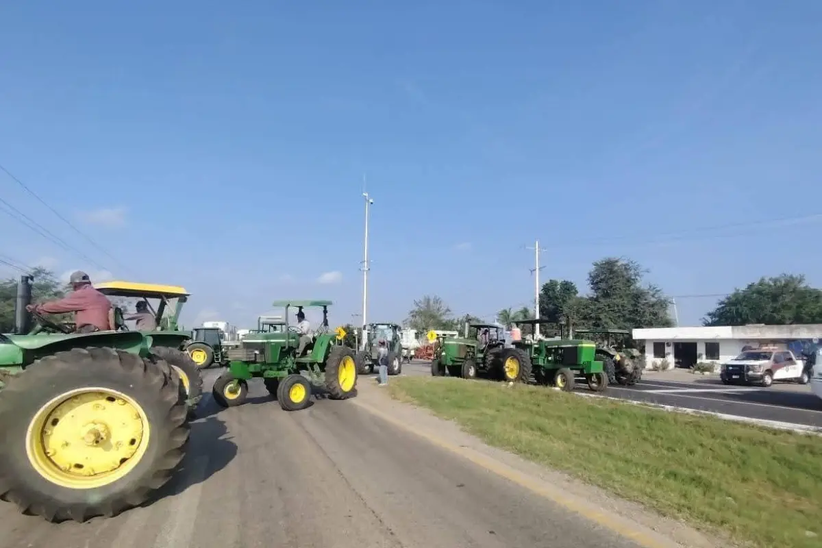 Productores y transportistas bloquean por segundo día esta carretera, exigiendo mayor seguridad vial y apoyos al campo. . Foto: Protección Civil