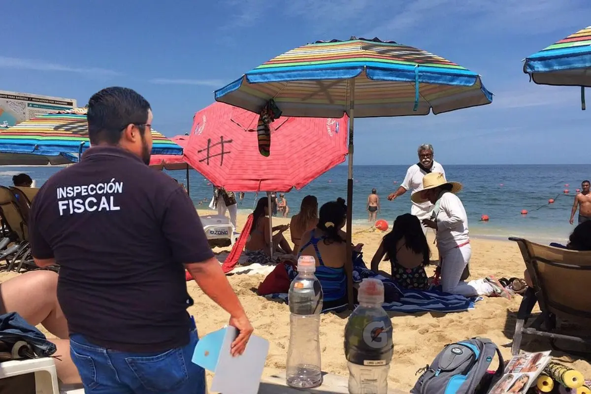 Personal de Inspección Fiscal verificó gafetes y autorizaciones de comerciantes que operaban en la Marina. Foto: Ayuntamiento de Los Cabos | Foto: TripAdvisor