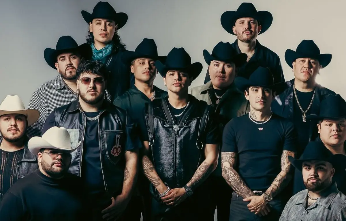 Eduin Caz respondió a la solicitud del público antes de cantar el corrido en La Paz. Foto: Grupo Firme