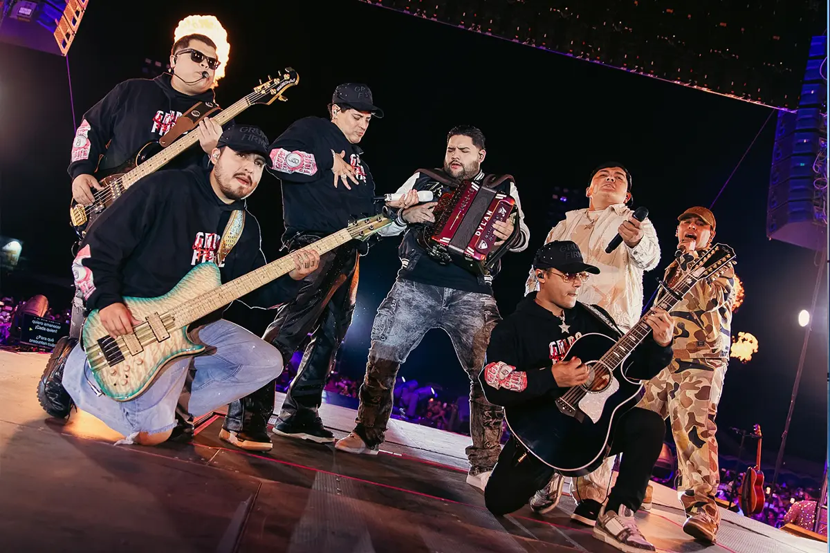 Eduin Caz y Grupo Firme se presentaron en el Estadio Arturo C. Nahl en La Paz, pero el tema Se fue La Pantera les trajo fuertes críticas por parte de las autoridades. Foto: Facebook de Grupo Firme.