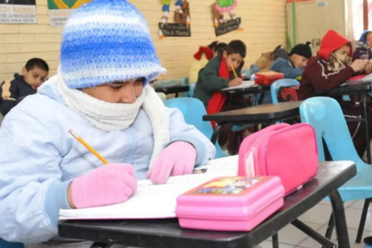 César Bolaños Hernández, director del Centro Regional de Desarrollo Educativo en Nuevo Laredo, explicó que la medida busca garantizar tanto la seguridad como la continuidad educativa durante la temporada invernal. Foto: Freepik