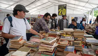 Llega el gran remate de libros gratis en CDMX con talleres, cosplay y entrenamiento para perritos