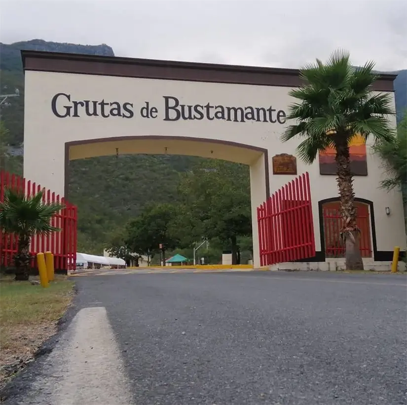 En la imagen la entrada a las Grutas de Bustamante, un sorprendente lugar que te encantará en las vacaciones de invierno. Foto: Facebook Imerey Turismo