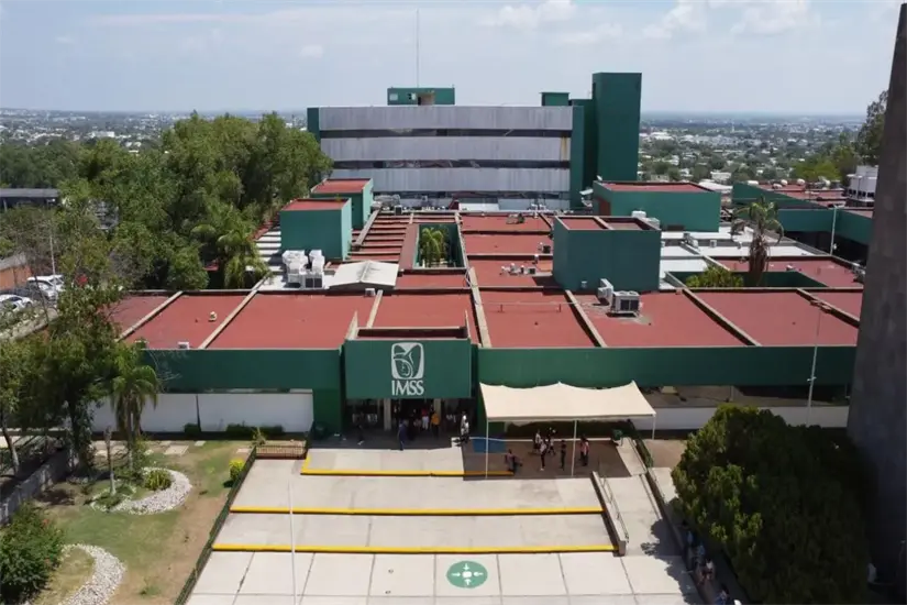 Las vacunas están disponibles en clínicas del IMSS pero también en centros educativos, establecimientos comerciales, entre otros puntos estratégicos. Foto: Carlos García