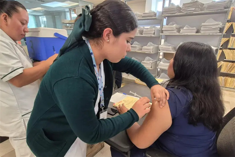 El objetivo de la campaña es proteger a la población contra enfermedades respiratorias como influenza, COVID-19 y neumococo. Foto: Carlos García