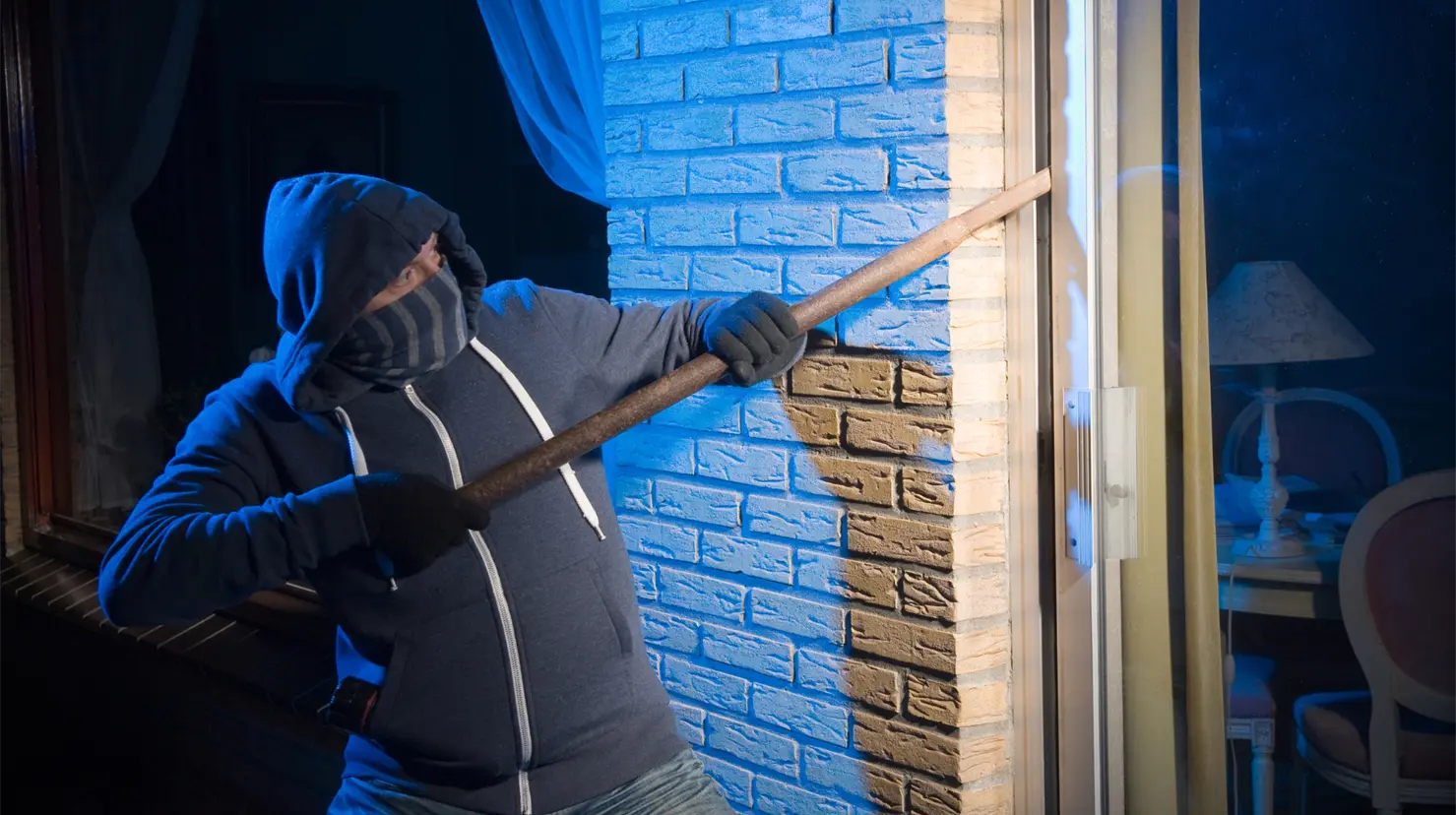 Ladrón entrando a robar a casa. Foto: Canva