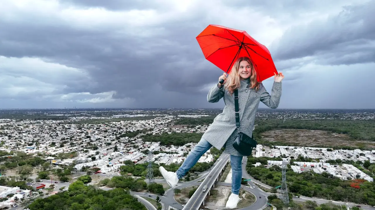 Al fondo, aspecto del clima en la zona poniente de la ciudad de Mérida. Para este martes se prevén algunas lluvias en la región.- Fuente Meteorología Yucatán y Canva