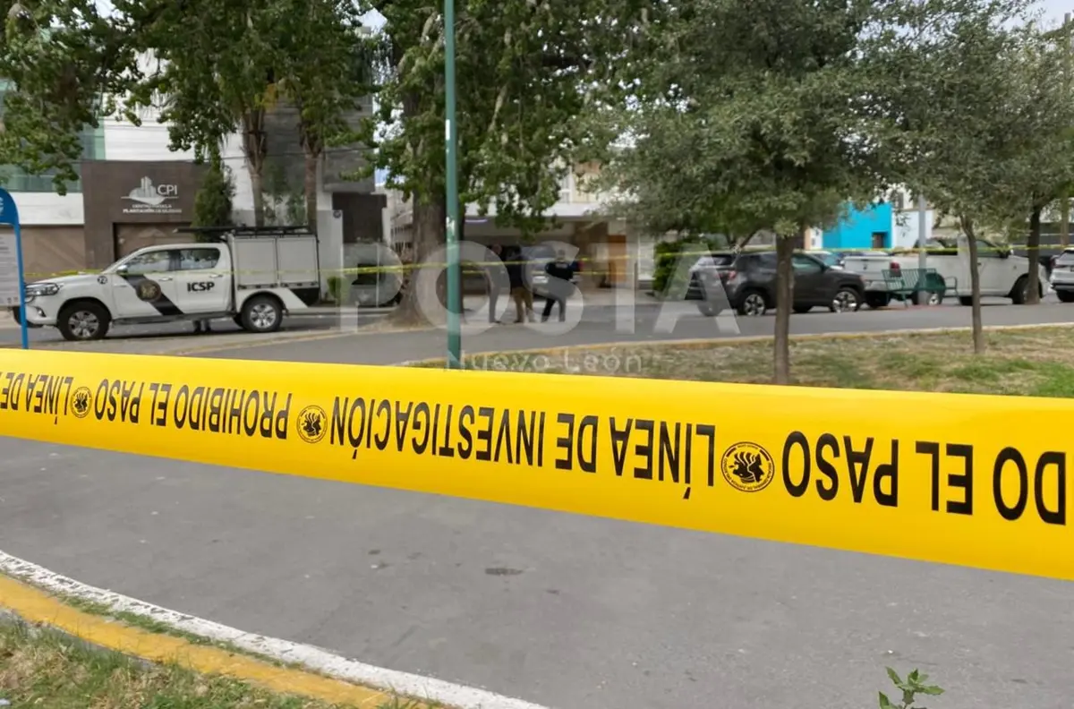 El hallazgo de un hombre sin vida al interior de una camioneta estacionada. Foto: POSTA MX