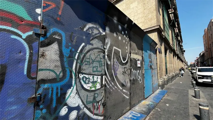 imagen recuadro Vallas metálicas que protegen el Zócalo capitalino previo a la marcha 25 N Foto: Laura Ávila