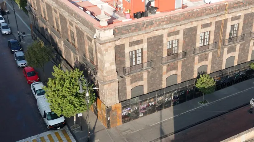 imagen recuadro Edificios principales han sido cubiertos para evitar sufrir daños durante las protestas. | Foto: FB (El Parlante del Valle de Toluca)