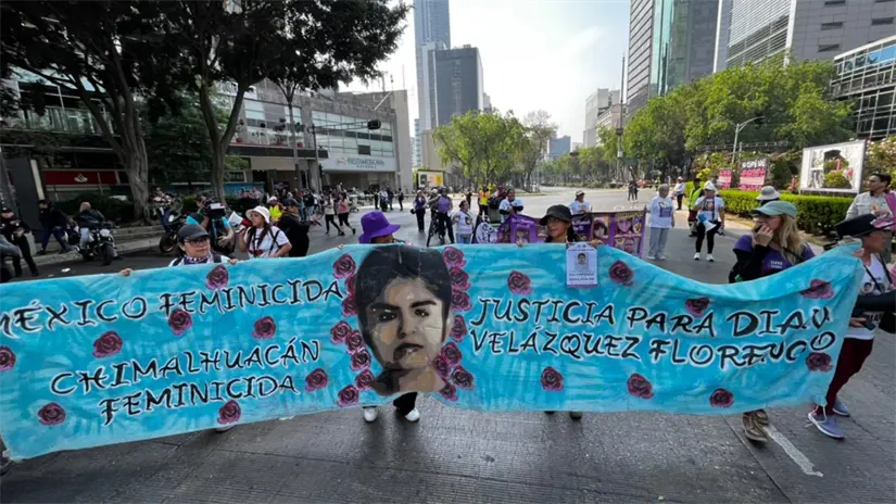 Primer colectivo de la Marcha del 25 N en CDMX. Foto: Mario Flores 