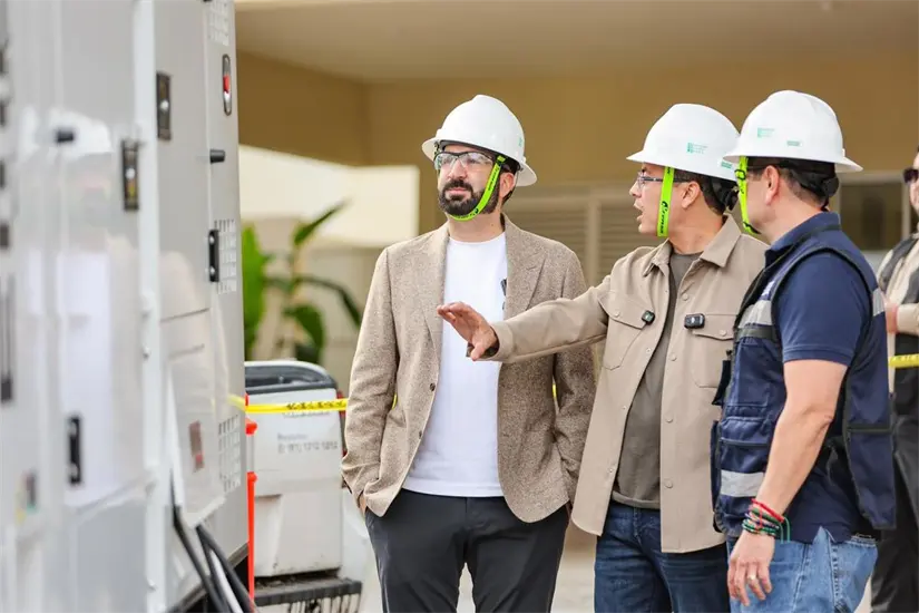 El alcalde de San Pedro, Mauricio Farah, puso en marcha las plantas móviles eléctricas para hacer frente a los apagones. Foto: Gobierno de San Pedro