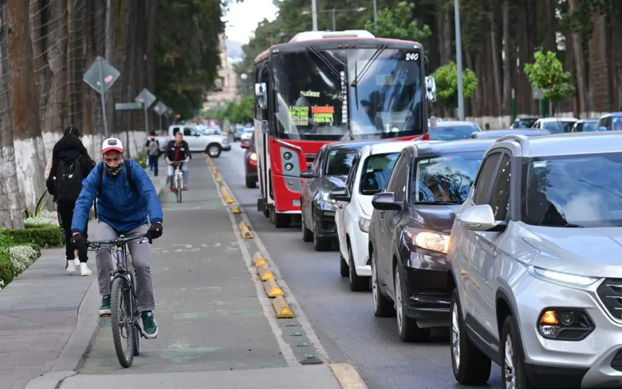 Recuerda que las agentes de tránsito mujeres serán las únicas que aplicarán las infracciones en este periodo inicial. Foto: X/ @SEMOV_Edomex (Canva)