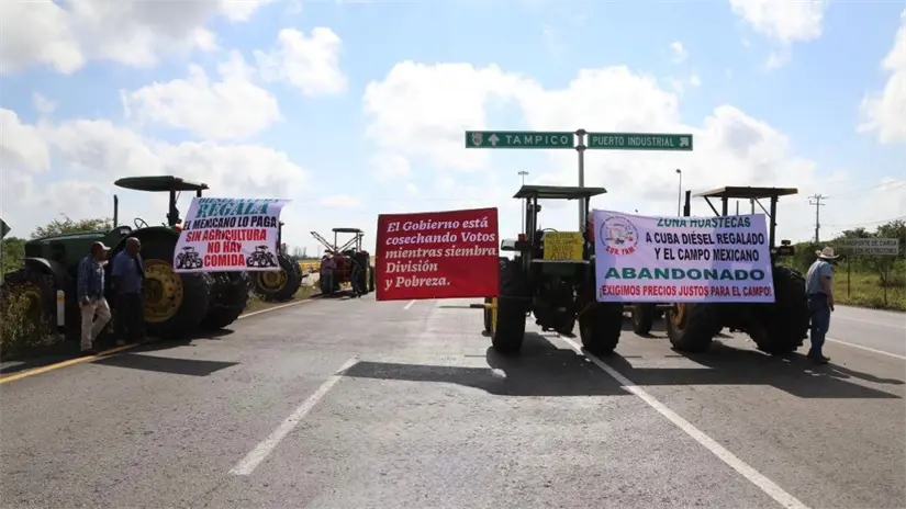 imagen recuadro Agricultores cerraron desde tempana hora la carretera Tampico-Mante a altura del Puente Roto | Foto: Axel Hassel