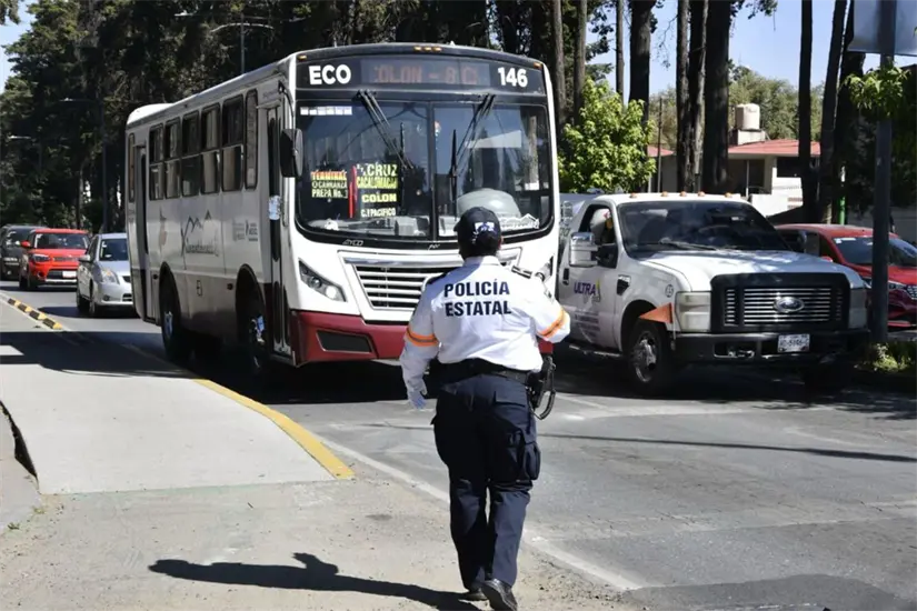 imagen recuadro Policía de tránsito en Edomex aplicando multas del nuevo reglamento. Foto: Secretaría de Movilidad GEM