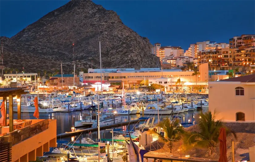 imagen recuadro Área de la marina en Cabo San Lucas, donde continúan los paseos marítimos durante diciembre. Foto: Expedia.mx