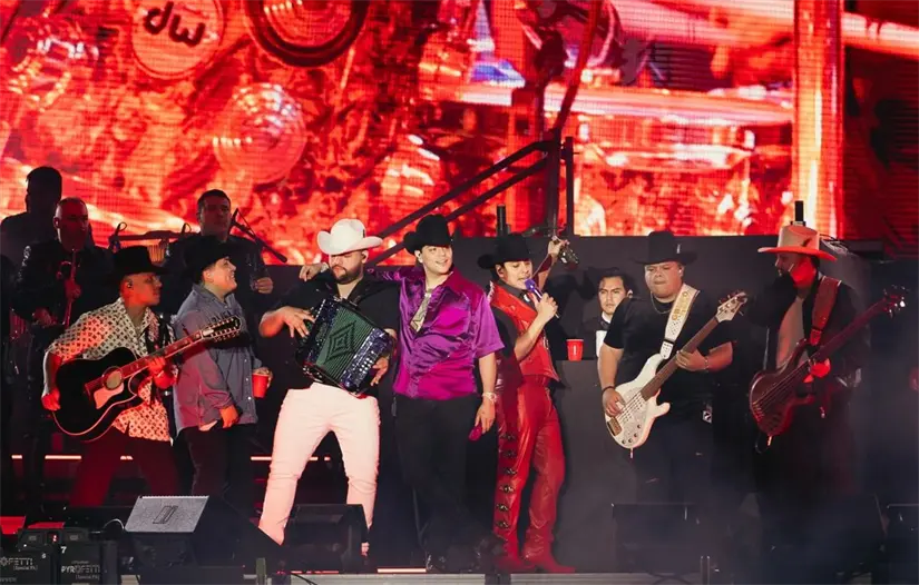 El público en La Paz solicitó el tema relacionado con un personaje mencionado en versiones extraoficiales. Foto: Facebook / Grupo Firme