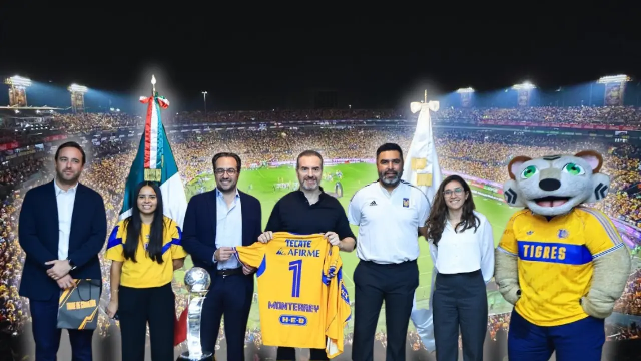 El alcalde de Monterrey, Adrián de la Garza junto a directivos de Tigres en sesión de Cabildo dónde se acordó ceder un predio al municipio de San Nicolás de los Garza. Foto: Gobierno de Monterrey