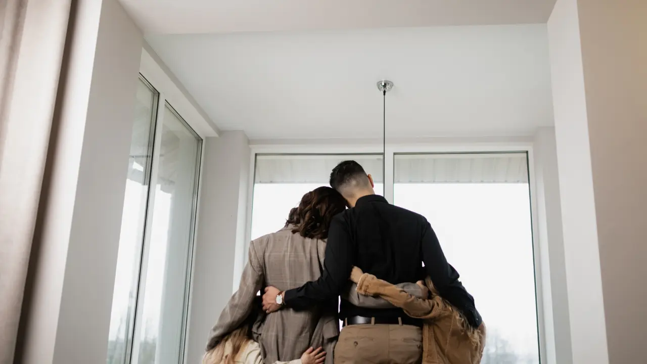 Una familia en una vivienda. Foto: Canva