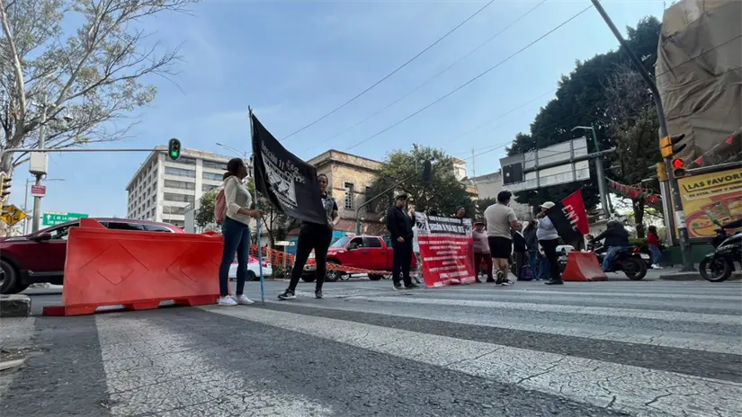 Integrantes de la CNTE y del sindicato mantienen protesta. | Foto: Luis Antonio Alfaro