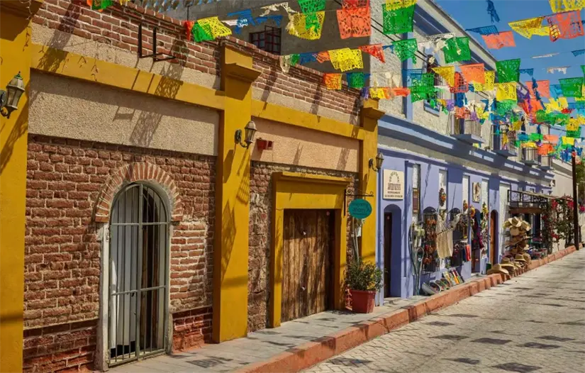 imagen recuadro Las calles del centro histórico de Todos Santos son uno de los puntos más recorridos en temporada navideña. Foto: Visita Los Cabos