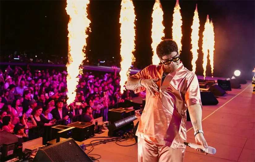 Grupo Firme durante el concierto en Baja California Sur, donde se reavivó el debate sobre narcocorridos. Foto: Facebook / Grupo Firme