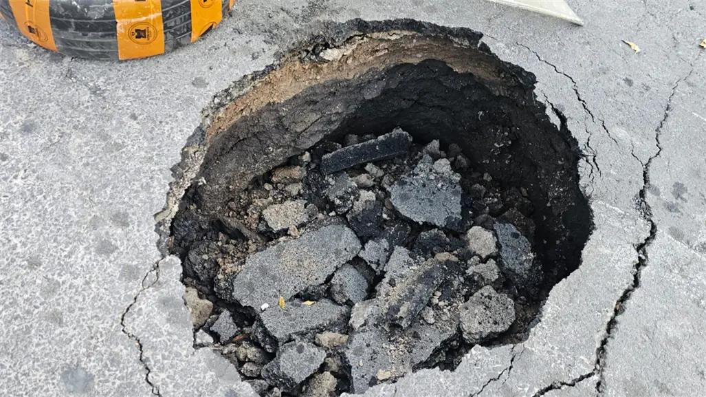 Socavón tras paso de pipa de gas alerta a vecinos en Iztacalco 