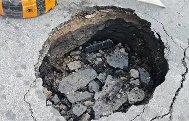 Socavón tras paso de pipa de gas alerta a vecinos en Iztacalco