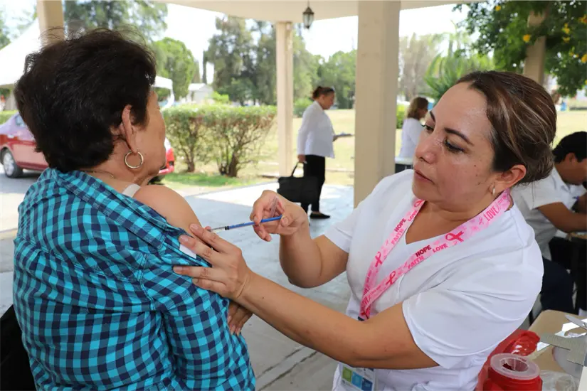 Niñas, niños, personas adultas mayores, mujeres embarazadas y enfermos crónicos son la población objetivo de la campaña. Foto: Carlos García