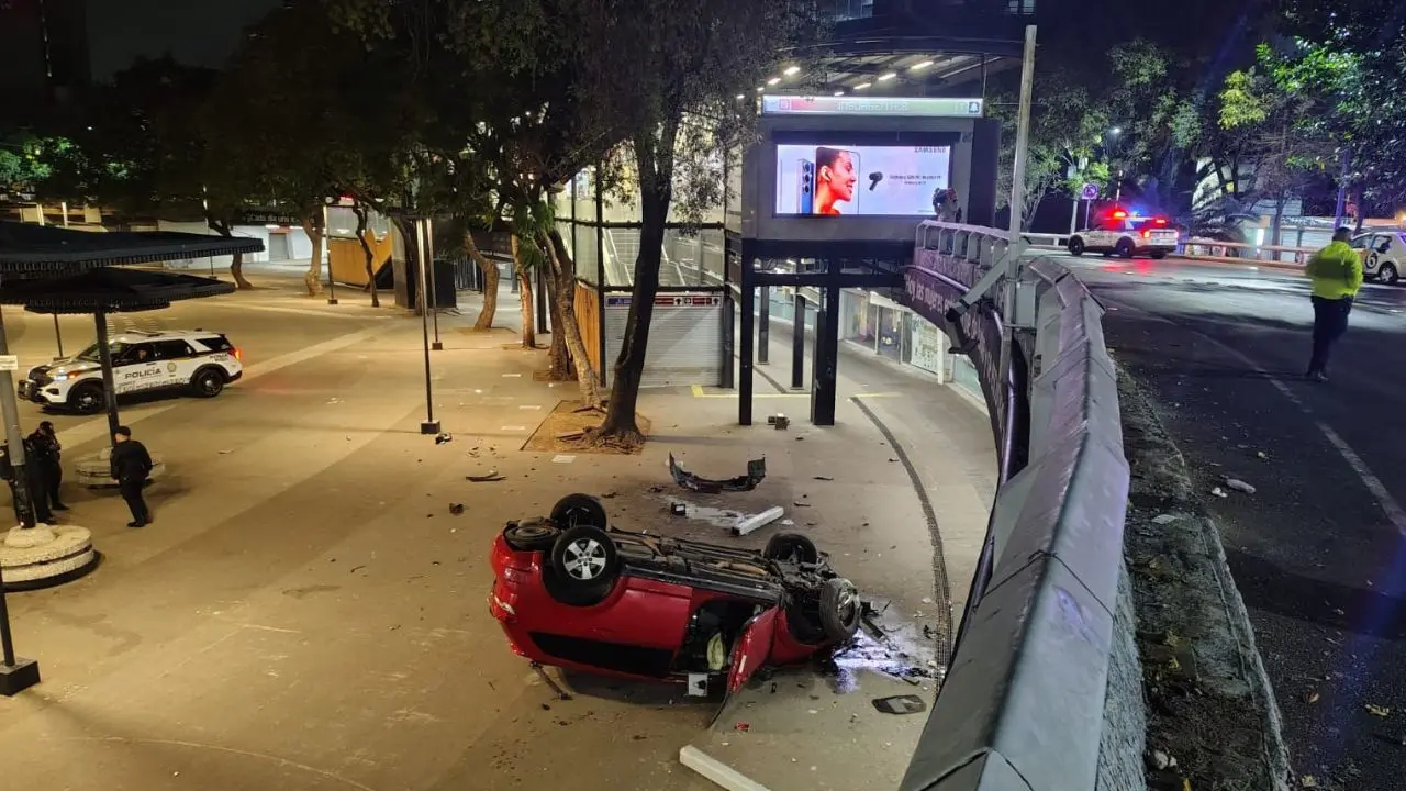 Auto volcó en Glorieta de la Insurgentes en CDMX. Foto: Ramón Ramírez