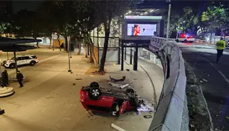 FOTOS | Camioneta vuelca y cae dentro de la Glorieta de los Insurgentes