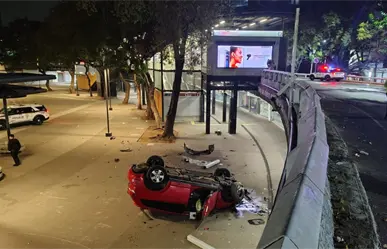 FOTOS | Camioneta vuelca y cae dentro de la Glorieta de los Insurgentes