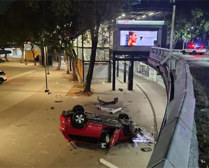 FOTOS | Camioneta vuelca y cae dentro de la Glorieta de los Insurgentes
