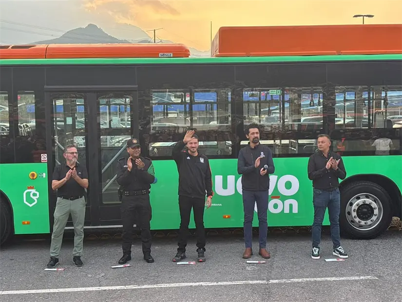 imagen recuadro La entrega de 20 nuevas unidades por parte de Samuel García impulsa la mejora del servicio de la ruta 301 en Nuevo León. Foto: Vianney Carrera