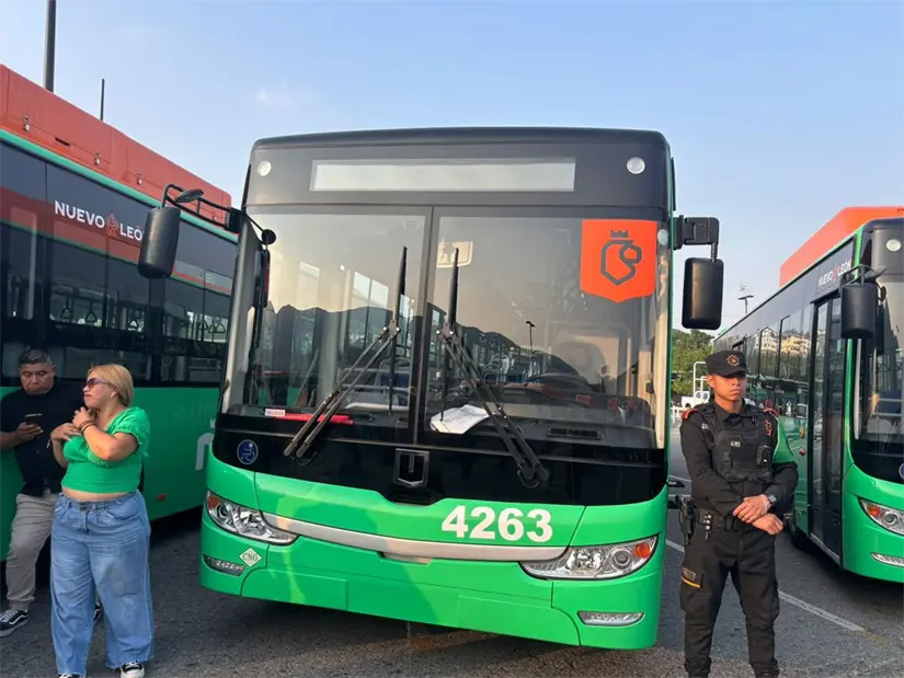 imagen recuadro El gobernador Samuel García anunció la incorporación de 20 nuevas unidades para la ruta 301, mejorando el transporte en Nuevo León. Foto: Vianney Cadena