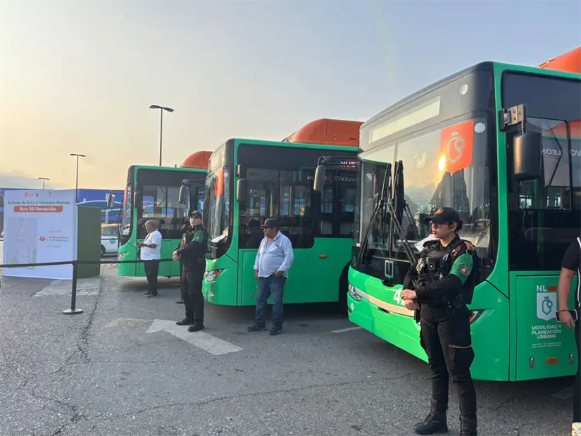 imagen recuadro El gobernador Samuel García anunció la incorporación de 20 nuevas unidades para la ruta 301, mejorando el transporte en Nuevo León. Foto: Vianney Cadena