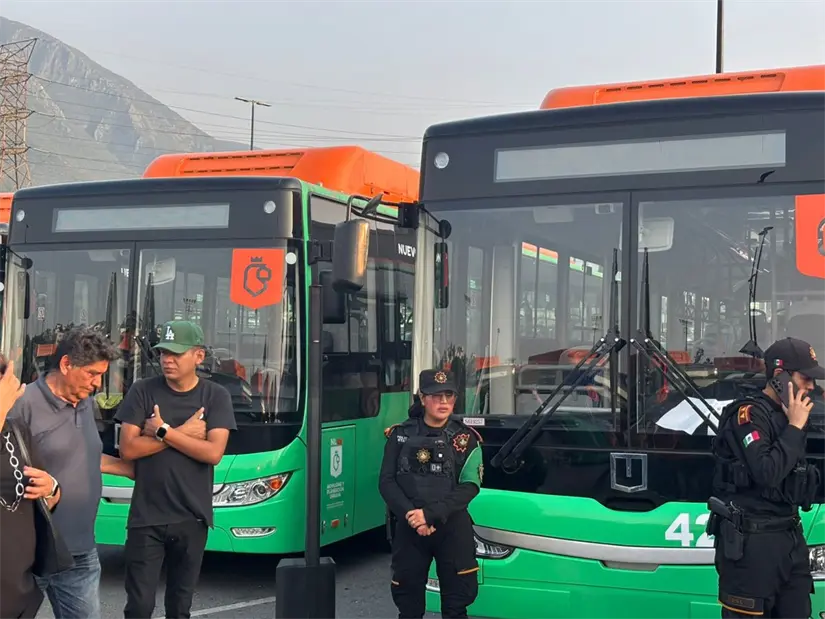 imagen recuadro Samuel García fortalece el transporte público en Nuevo León al entregar 20 nuevas unidades para la ruta 301, mejorando el servicio. Foto: Vianney Cadena