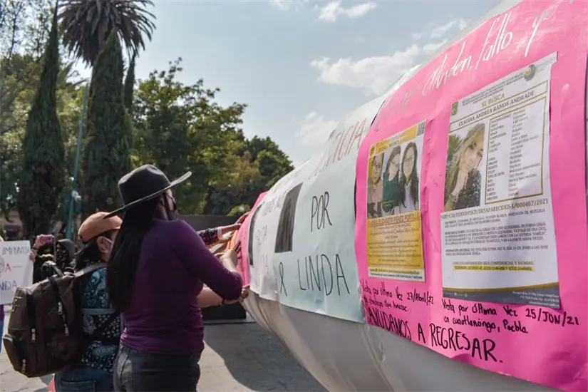 Colocando parte del altar de feminicidios, FOTO: Archivo Jafet Moz