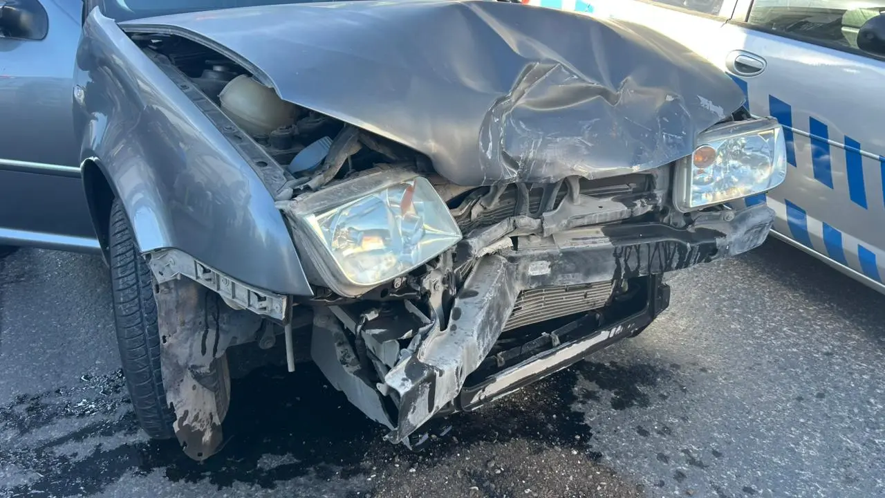 VIDEO | Choque en zona centro de Durango provoca volcadura y cuantiosos daños