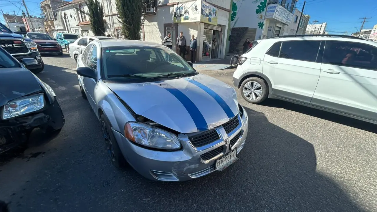 VIDEO | Choque en zona centro de Durango provoca volcadura y cuantiosos daños