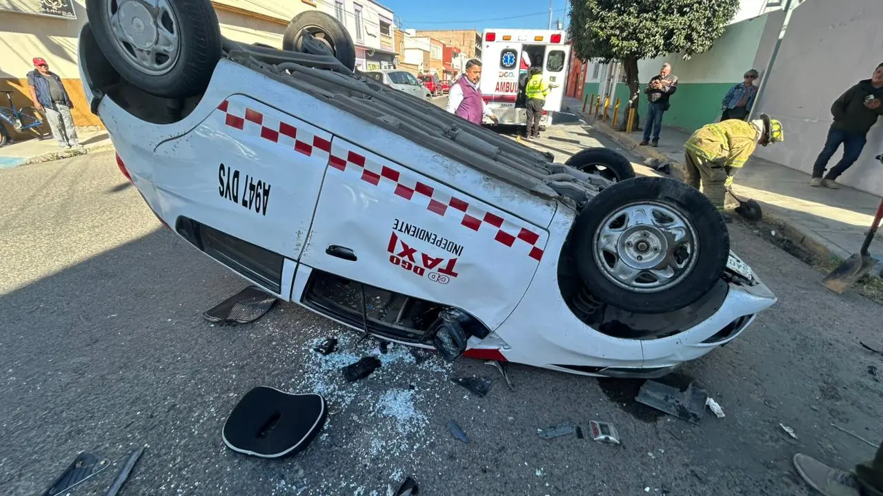 VIDEO | Choque en zona centro de Durango provoca volcadura y cuantiosos daños