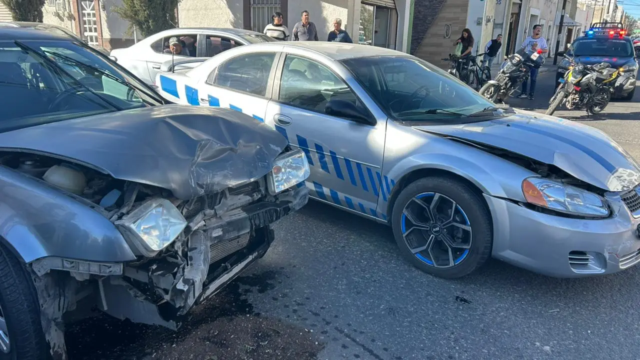 VIDEO | Choque en zona centro de Durango provoca volcadura y cuantiosos daños