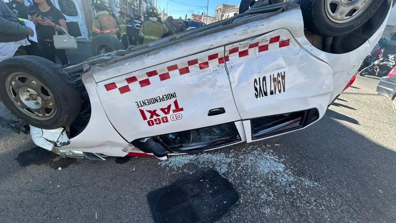 VIDEO | Choque en zona centro de Durango provoca volcadura y cuantiosos daños