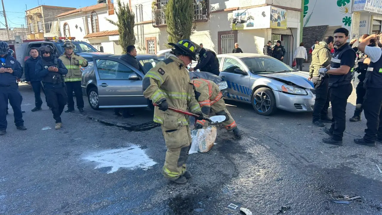 VIDEO | Choque en zona centro de Durango provoca volcadura y cuantiosos daños